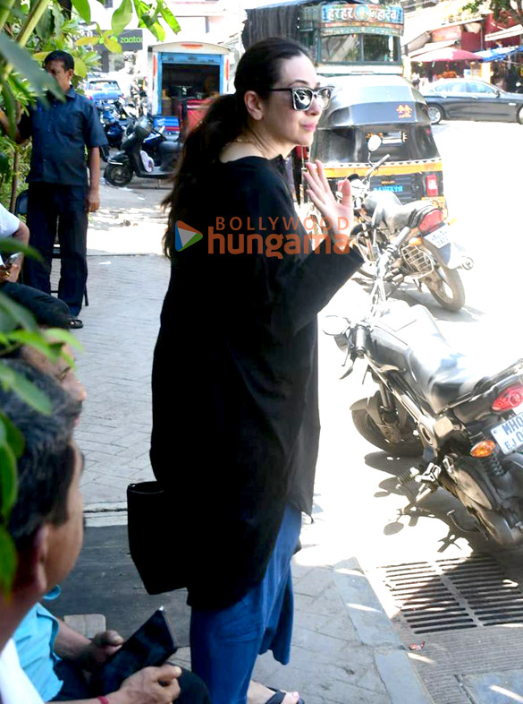 photos karisma kapoor snapped outside a restaurant in bandra 1