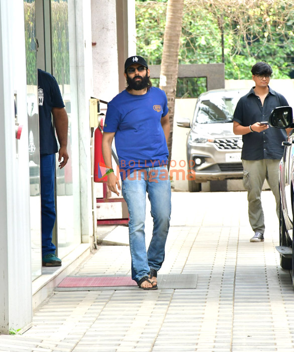photos kartik aaryan snapped at t series office 5