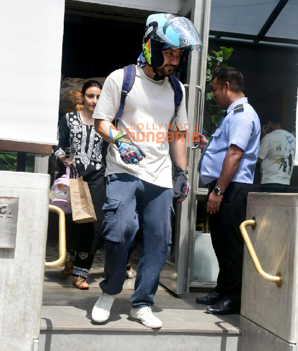 photos kunal kemmu and soha ali khan snapped with their daughter inaya at outside a restaurant in bandra 1
