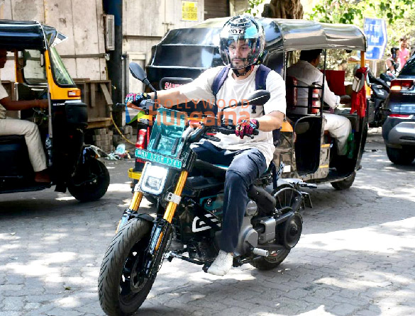 photos kunal kemmu and soha ali khan snapped with their daughter inaya at outside a restaurant in bandra 4
