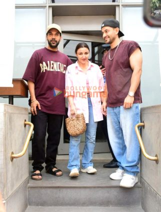 Photos: Rajkummar Rao, Soha Ali Khan, Kunal Kemmu snapped outside a restaurant in Bandra Photos: Rajkummar Rao, Soha Ali Khan, Kunal Kemmu snapped outside a restaurant in Bandra