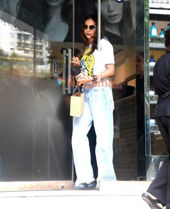 photos rakul preet singh snapped outside a salon in bandra 1 10