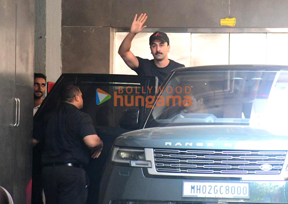 photos ranbir kapoor spotted in bandra 3 4