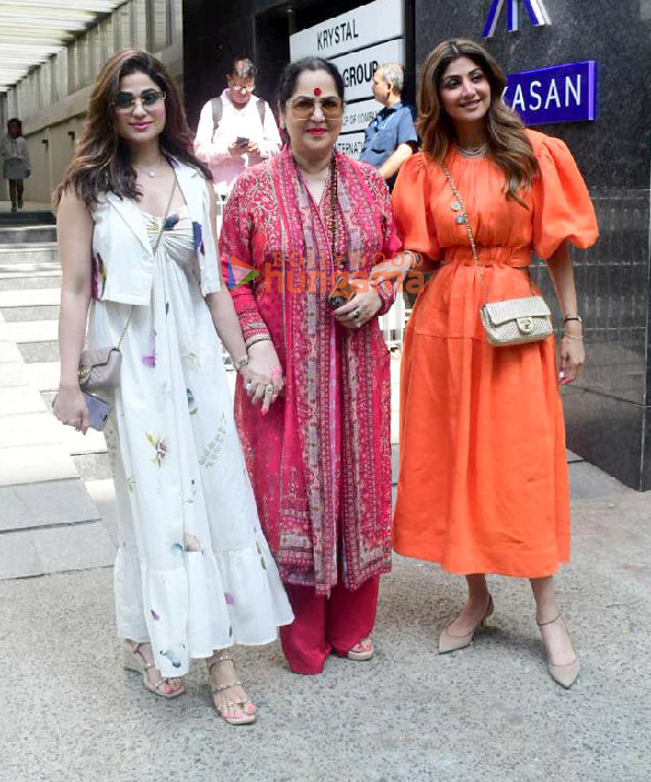 photos shilpa shetty snapped with family outside a restaurant in bandra 1
