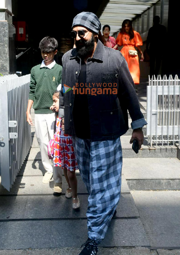 photos shilpa shetty snapped with family outside a restaurant in bandra 2