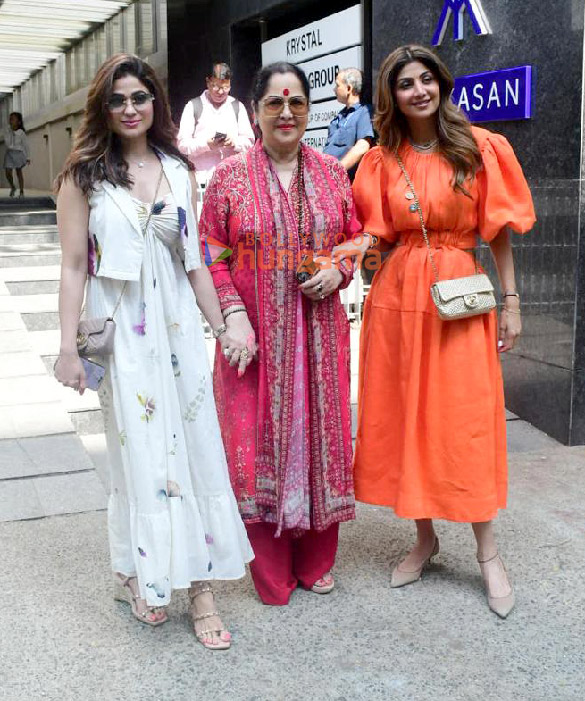 photos shilpa shetty snapped with family outside a restaurant in bandra 3