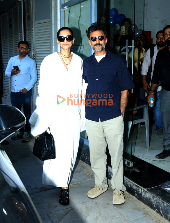 photos sonam kapoor ahuja and anand ahuja snapped in bandra 1 5