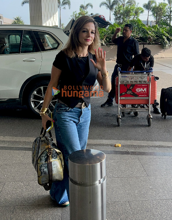 photos sussanne khan and madhur bhandarkar snapped at the airport 3