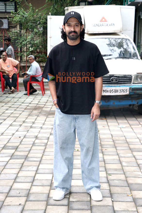 photos vikrant massey and shanaya kapoor snapped promoting aankhon ki gustaakhiyan 2