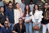 ‘It’s a Housefull!!’, Akshay Kumar poses with the cast of Housefull 5 at the airport