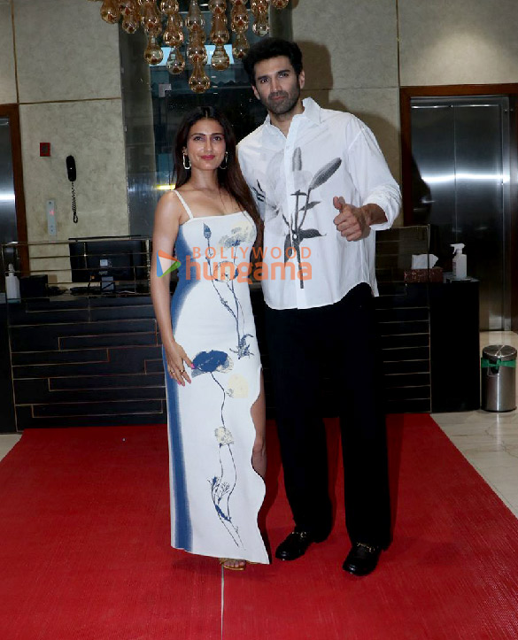 photos aditya roy kapur anupam kher sara ali khan fatima sana shaikh neena gupta and anurag basu snapped promoting their film metro in dino at t series office 6
