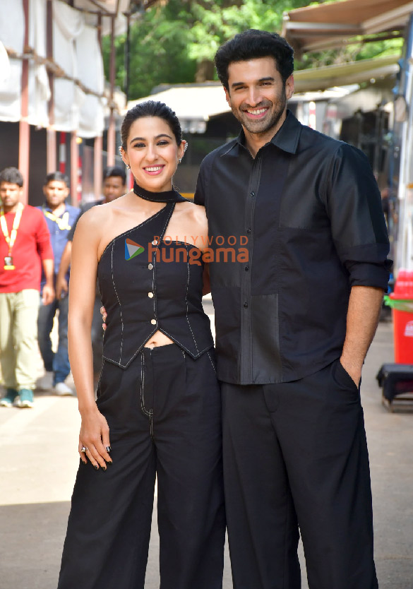 photos aditya roy kapur sara ali khan ali fazal fatima sana shaikh and others snapped promoting metro in dino on the sets of the kapil sharma show 1