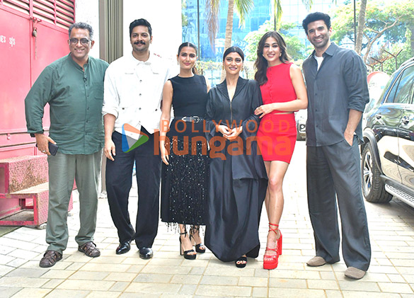 photos aditya roy kapur sara ali khan ali fazal fatima sana shaikh and others snapped promoting metro in dino 1