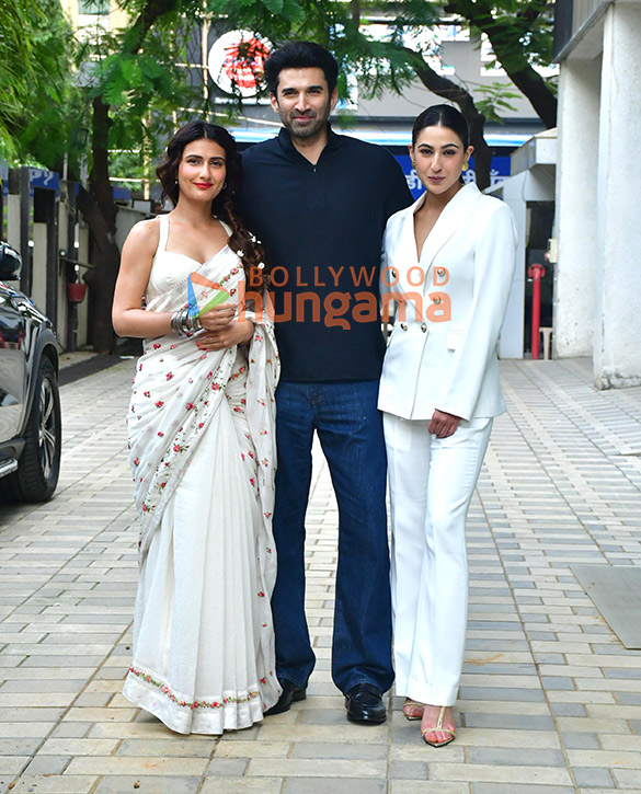 Photos: Aditya Roy Kapur, Sara Ali Khan and Fatima Sana Shaikh snapped promoting Metro… In Dino Photos: Aditya Roy Kapur, Sara Ali Khan and Fatima Sana Shaikh snapped promoting Metro… In Dino