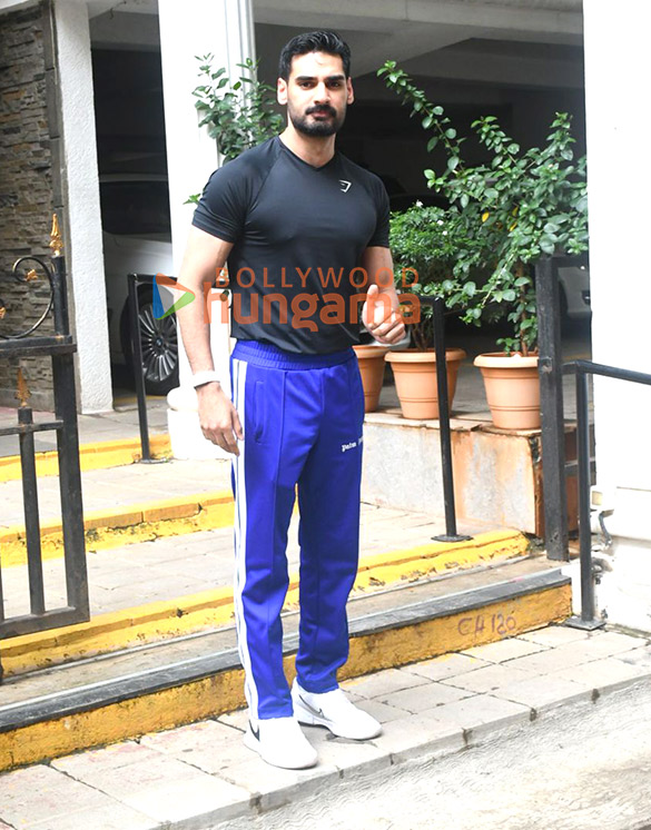 Photos: Ahan Shetty snapped outside a clinic in Khar Photos: Ahan Shetty snapped outside a clinic in Khar