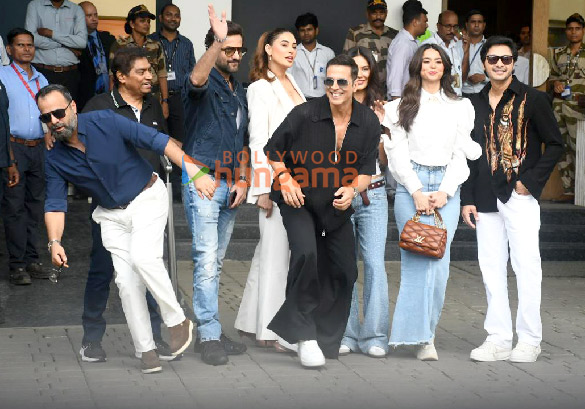 photos akshay kumar jacqueline fernandez sonam bajwa nargis fakhri and others snapped promoting housefull 5 at kalina airport 3