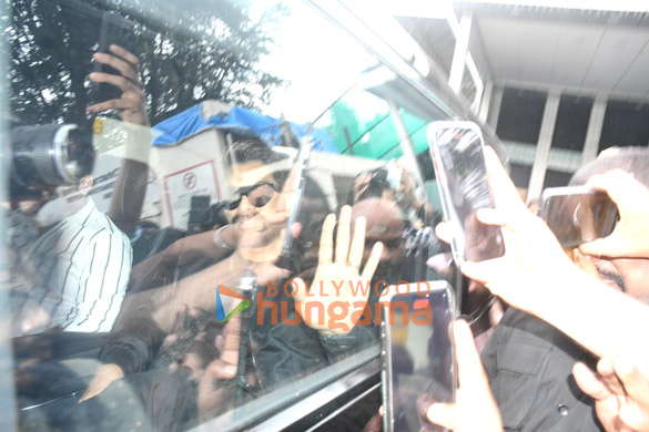 photos allu arjun snapped at kalina airport 2 3