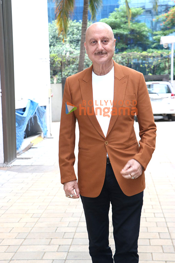 photos anupam kher and neena gupta snapped at the t series office to promote their film metro in dino 6
