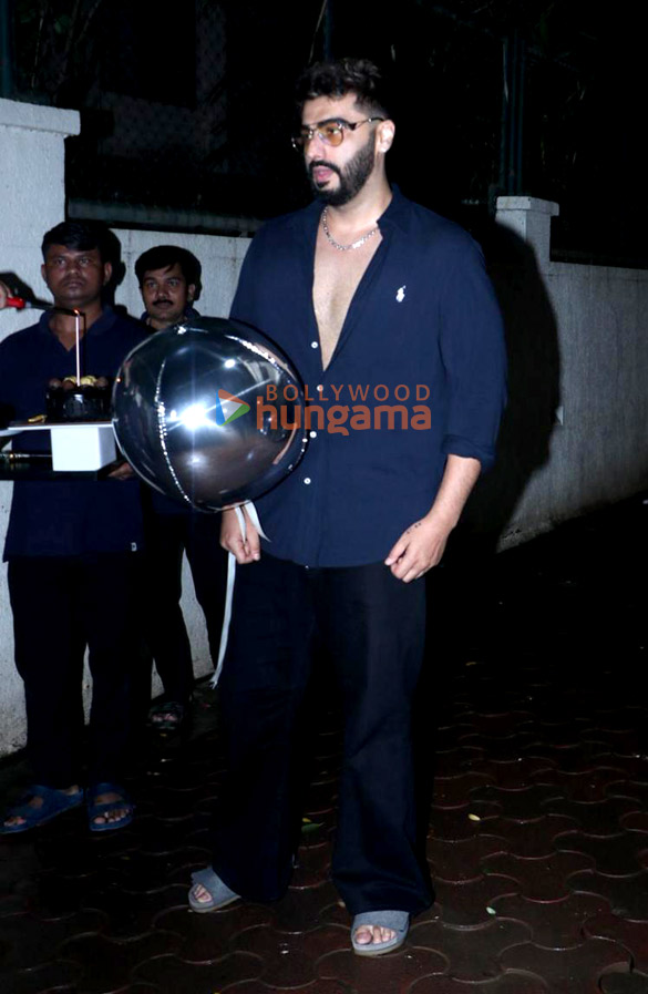 photos arjun kapoor snapped celebrating his birthday and cutting cake with the media 3