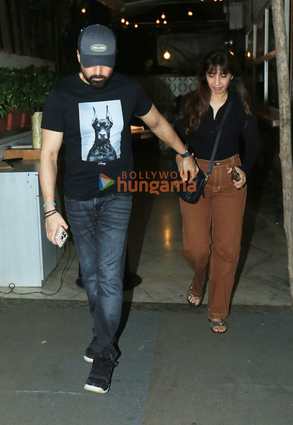 photos emraan hashmi and parveen shahani snapped in bandra 4