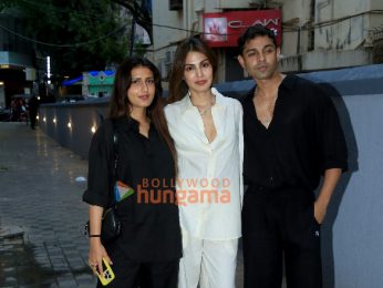 Photos: Fatima Sana Shaikh, Rhea Chakraborty and Showik Chakraborty snapped at Bandra while having street food Photos: Fatima Sana Shaikh, Rhea Chakraborty and Showik Chakraborty snapped at Bandra while having street food