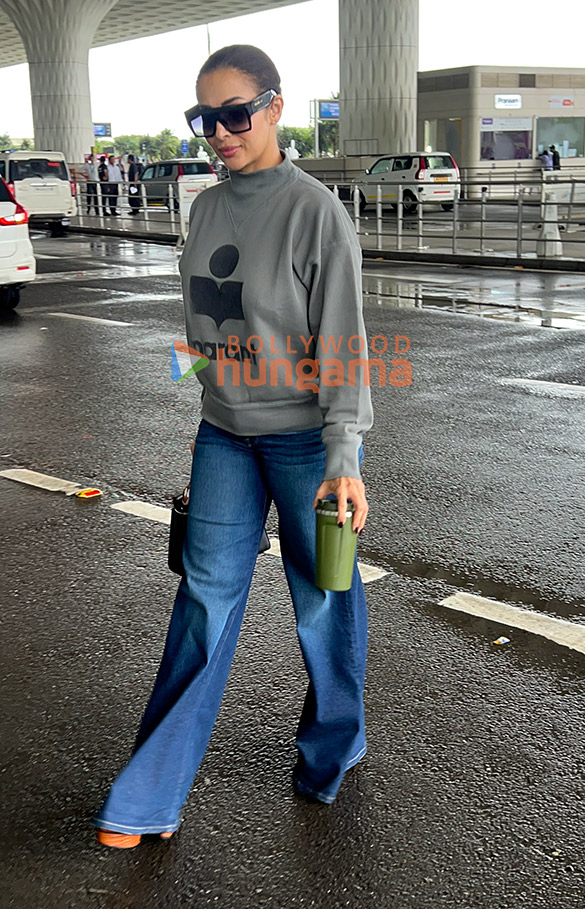 photos malaika arora and mouni roy snapped at the airport 3 2