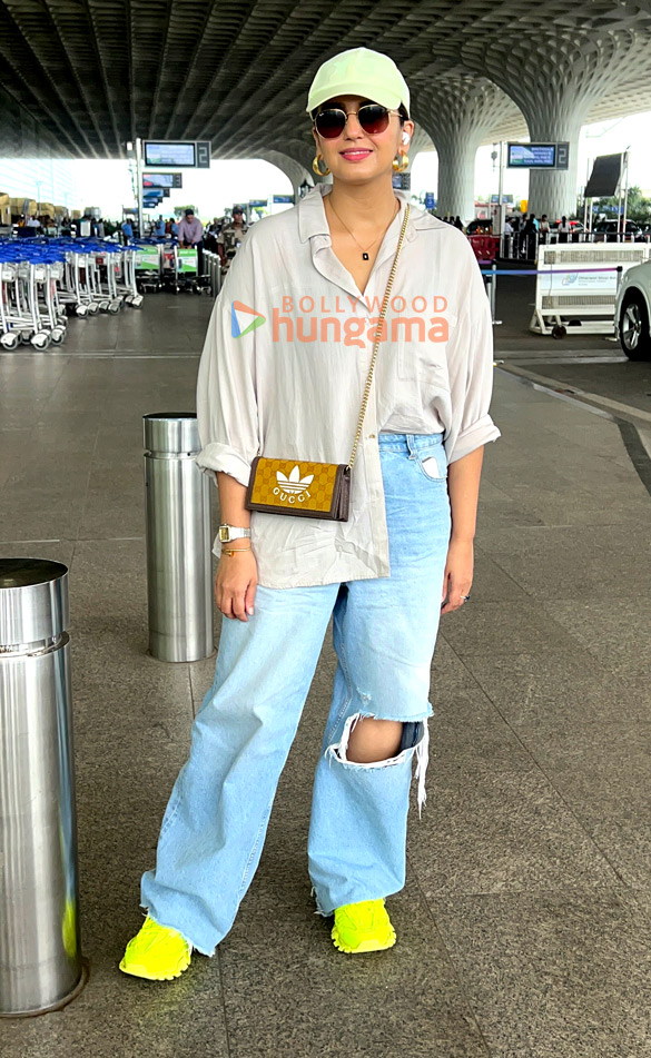 photos pooja hegde ishaan khatter huma qureshi and siddhant chaturvedi snapped at the airport 3