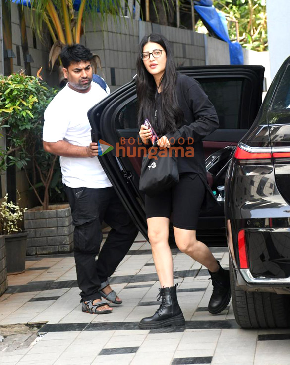 photos shruti haasan snapped outside a dubbing studio in bandra 3