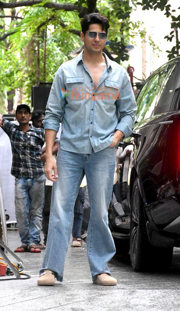 photos sidharth malhotra snapped outside maddock films office in santacruz 4