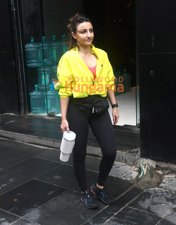 photos soha ali khan snapped outside a gym in bandra 5