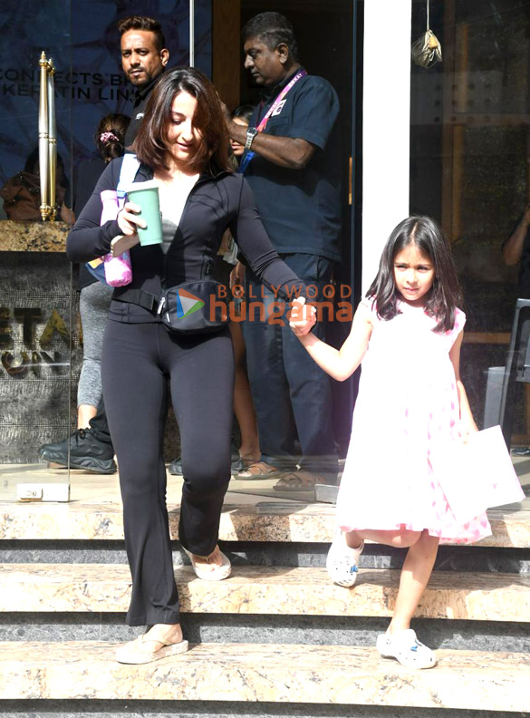 photos soha ali khan snapped with her daughter inaaya outside a salon in bandra 3