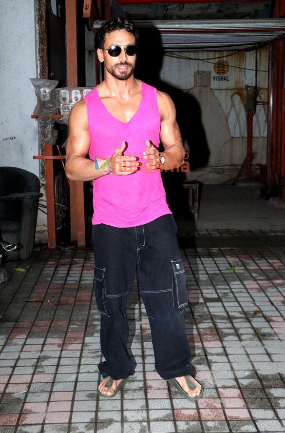 photos tiger shroff snapped in andheri 2 3