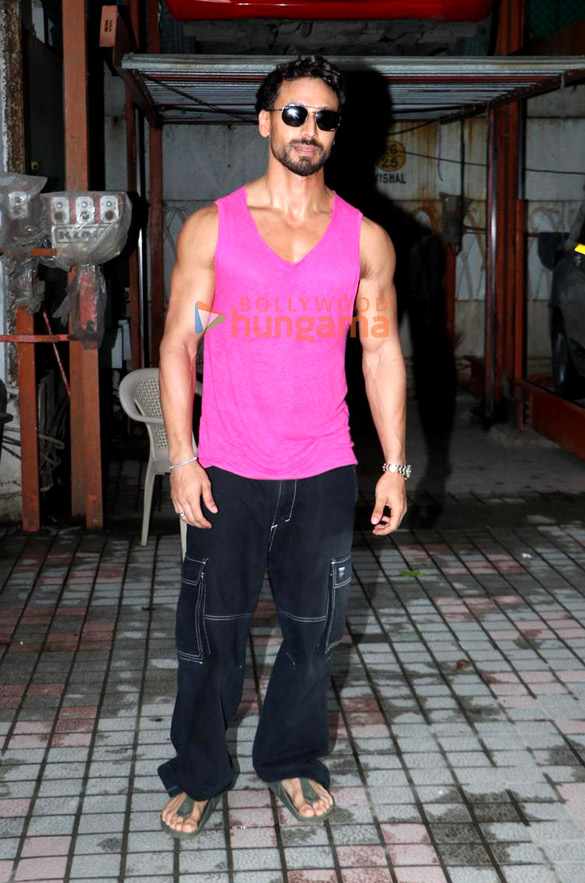 photos tiger shroff snapped in andheri 4 3