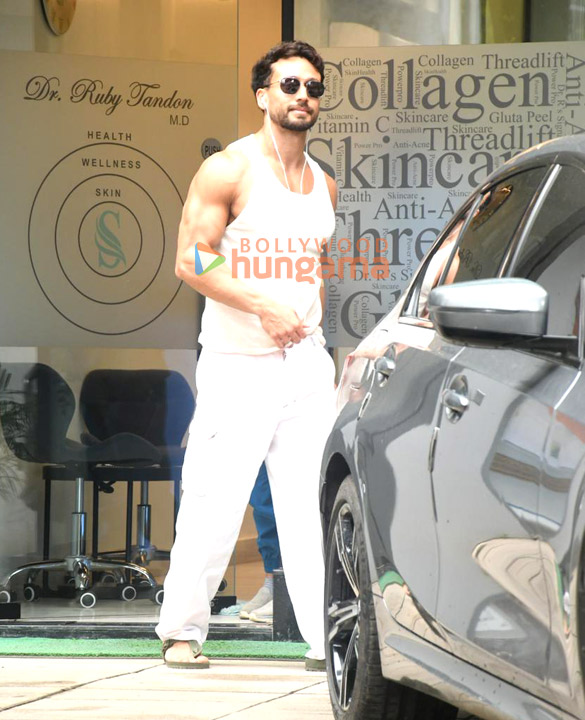 photos tiger shroff spotted outside clinic in bandra 3