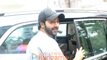 Photos: Varun Dhawan snapped in Khar