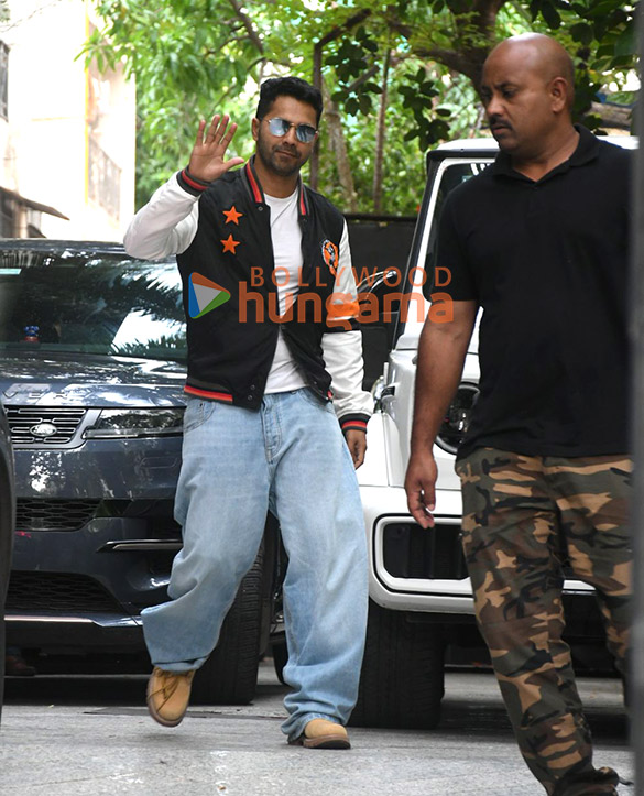 photos varun dhawan snapped outside maddock films office in santacruz 4