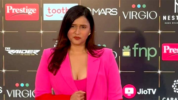 Mannara in pink & red at Bollywood Hungama’s Style Icon Awards