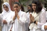 Stay strong Mannara! A glimpse from Mannara Chopra father’s funeral