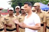 Varun Dhawan’s fun workout sesh with Indian soldiers