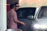 Jacqueline Fernandez wave to the paps