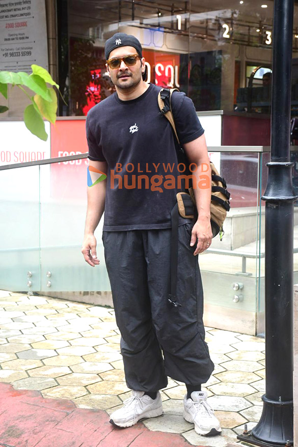 Photos: Ali Fazal spotted outside a mall in Bandra Photos: Ali Fazal spotted outside a mall in Bandra