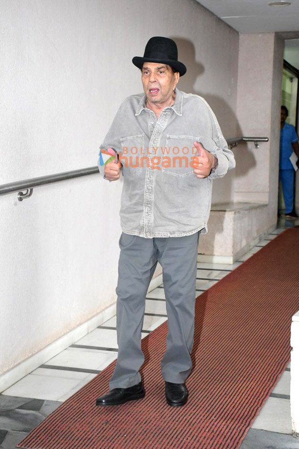 Photos: Dharmendra snapped in Bandra Photos: Dharmendra snapped in Bandra