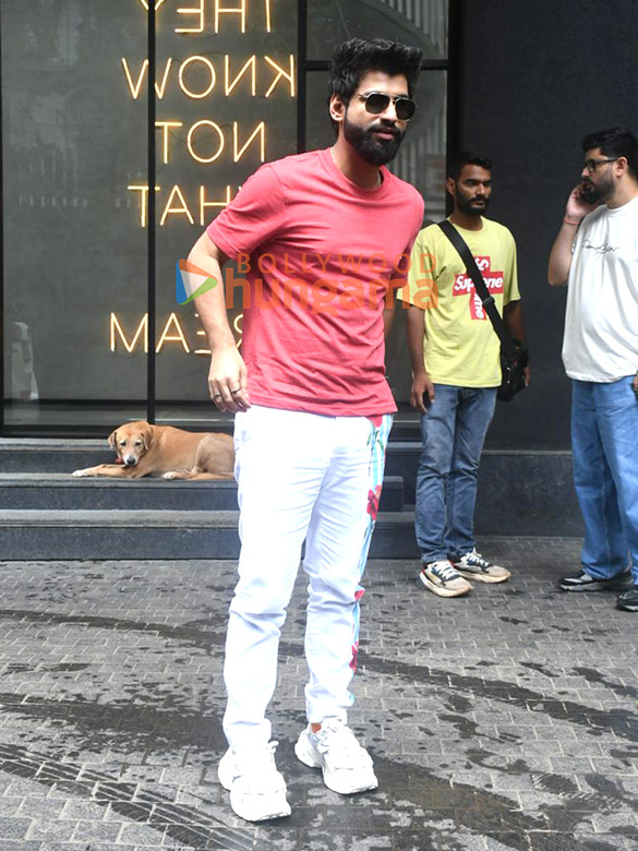 photos jasmin bhasin sudhanshu pandey and harsh gujral snapped outside excel entertainments office in bandra 6