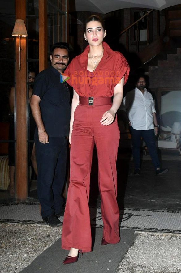 photos kriti sanon snapped outside gigi restaurant in bandra 5