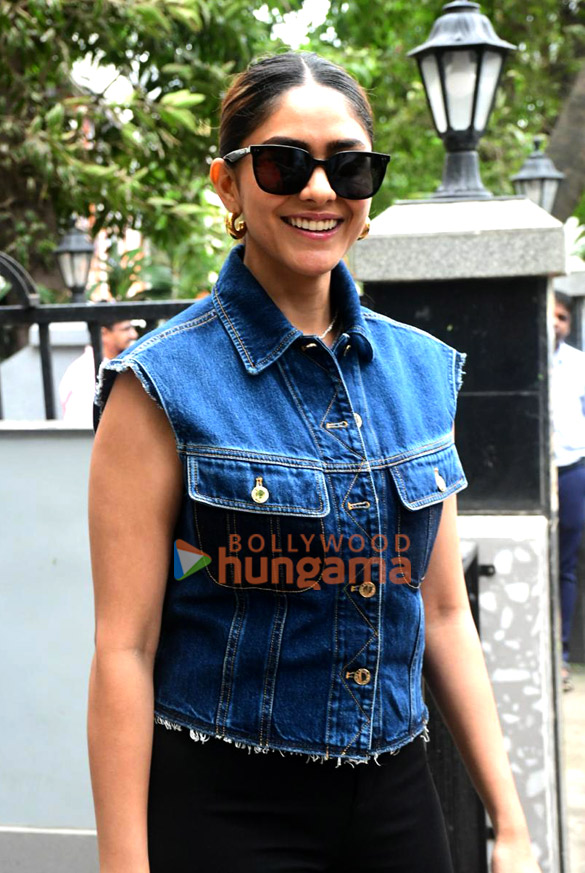 photos mrunal thakur snapped outside a camera shop in bandra 5