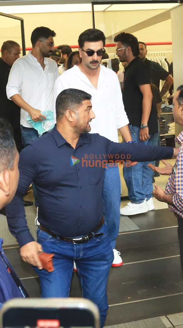 photos ranbir kapoor snapped in bandra 1 9