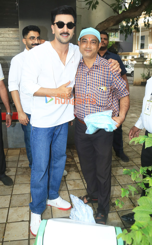Photos: Ranbir Kapoor snapped in Bandra Photos: Ranbir Kapoor snapped in Bandra