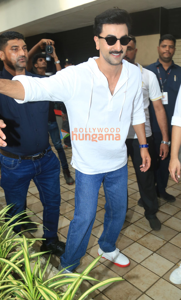 photos ranbir kapoor snapped in bandra 4 7