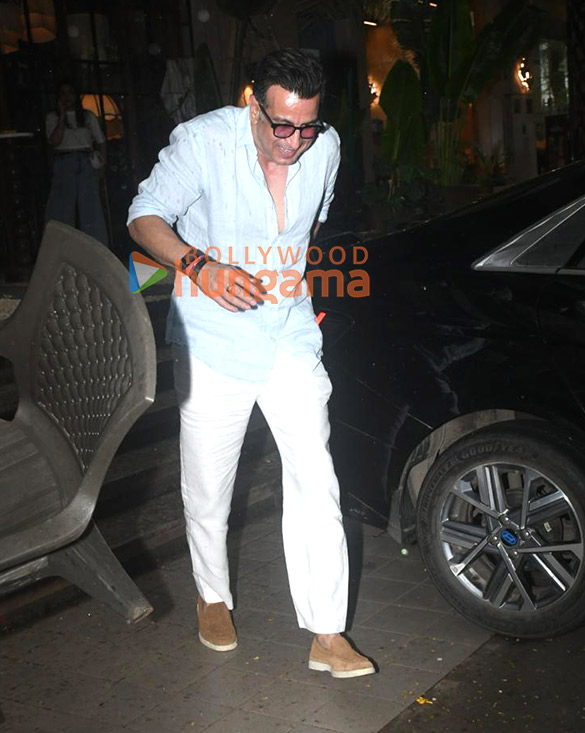photos ronit roy with wife spotted outside restaurant in bandra 4