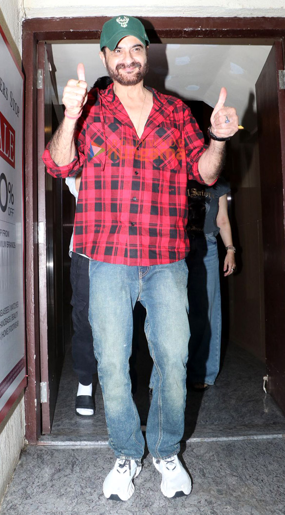 photos sanjay kapoor snapped with family at pvr juhu 3